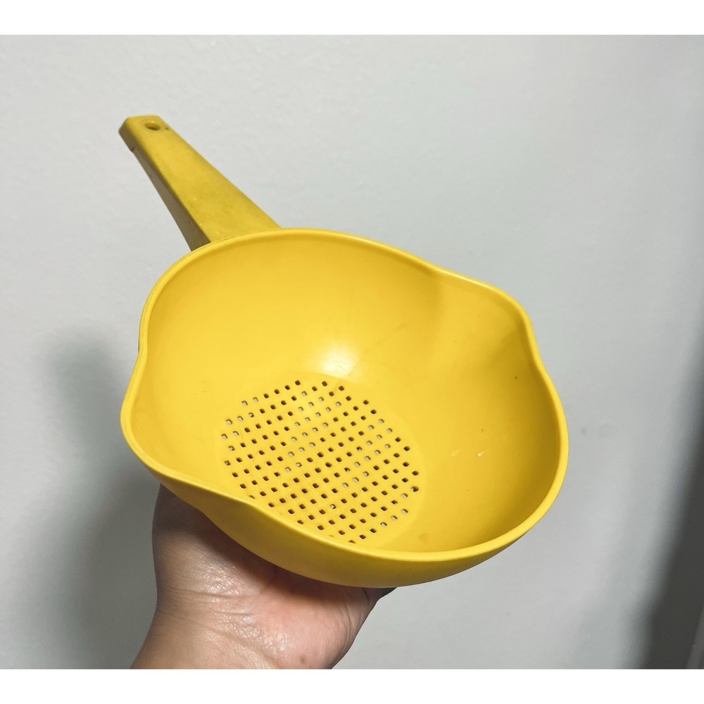 Vintage Tupperware Colander Strainer w/‎ Handle Yellow Quart Double Pour